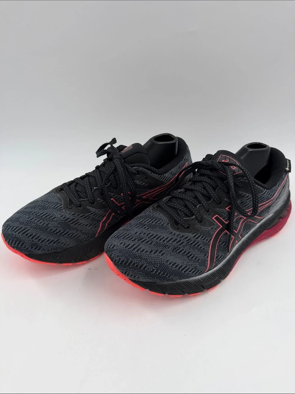 ASICS GT-2000 10 Women's Size 7 Black / Red Gore-Tex Waterproof Running Sneakers